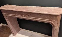 Französischer Kaminsims aus rosa Porphyr, 1700er