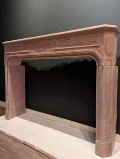 Französischer Kaminsims aus rosa Porphyr, 1700er