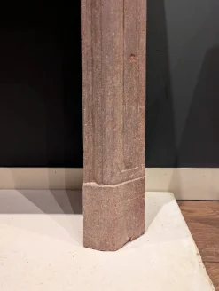 Französischer Kaminsims aus rosa Porphyr, 1700er