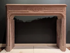 Französischer Kaminsims aus rosa Porphyr, 1700er