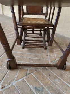 Französischer Kinderstuhl aus Nussholz, Ende 1800