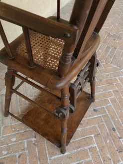 Französischer Kinderstuhl aus Nussholz, Ende 1800
