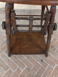 Französischer Kinderstuhl aus Nussholz, Ende 1800