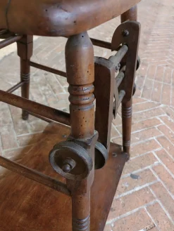 Französischer Kinderstuhl aus Nussholz, Ende 1800