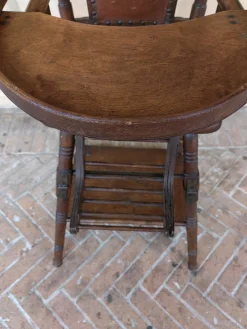 Französischer Kinderstuhl aus Nussholz, Ende 1800