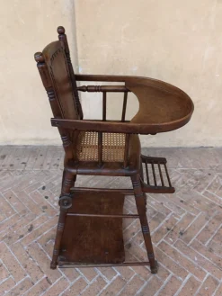 Französischer Kinderstuhl aus Nussholz, Ende 1800