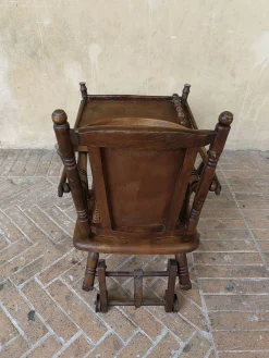 Französischer Kinderstuhl aus Nussholz, Ende 1800