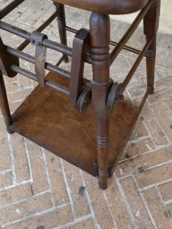 Französischer Kinderstuhl aus Nussholz, Ende 1800