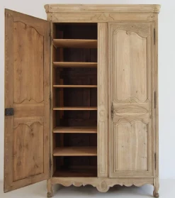 Französischer Kleiderschrank aus gebleichter Eiche, 19. Jh