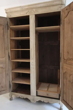 Französischer Kleiderschrank aus gebleichter Eiche, 19. Jh