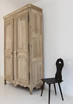 Französischer Kleiderschrank aus gebleichter Eiche, 19. Jh