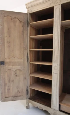 Französischer Kleiderschrank aus gebleichter Eiche, 19. Jh