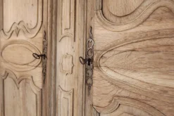 Französischer Kleiderschrank aus gebleichter Eiche, 19. Jh