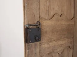 Französischer Kleiderschrank aus gebleichter Eiche, 19. Jh