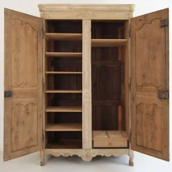 Französischer Kleiderschrank aus gebleichter Eiche, 19. Jh