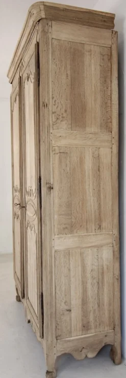 Französischer Kleiderschrank aus gebleichter Eiche, 19. Jh