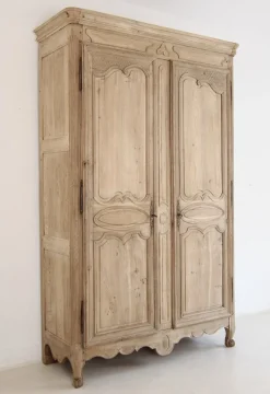 Französischer Kleiderschrank aus gebleichter Eiche, 19. Jh