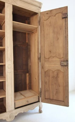 Französischer Kleiderschrank aus gebleichter Eiche, 19. Jh