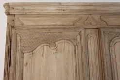 Französischer Kleiderschrank aus gebleichter Eiche, 19. Jh