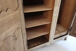 Französischer Kleiderschrank aus gebleichter Eiche, 19. Jh