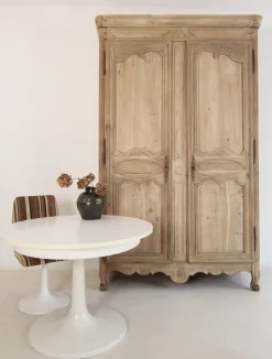 Französischer Kleiderschrank aus gebleichter Eiche, 19. Jh