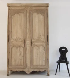 Französischer Kleiderschrank aus gebleichter Eiche, 19. Jh
