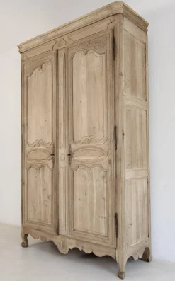 Französischer Kleiderschrank aus gebleichter Eiche, 19. Jh