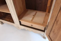Französischer Kleiderschrank aus gebleichter Eiche, 19. Jh
