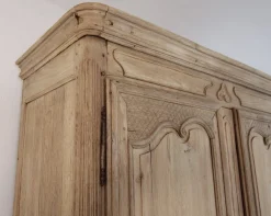 Französischer Kleiderschrank aus gebleichter Eiche, 19. Jh