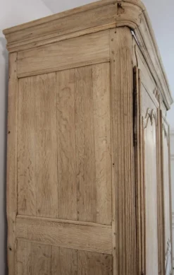 Französischer Kleiderschrank aus gebleichter Eiche, 19. Jh