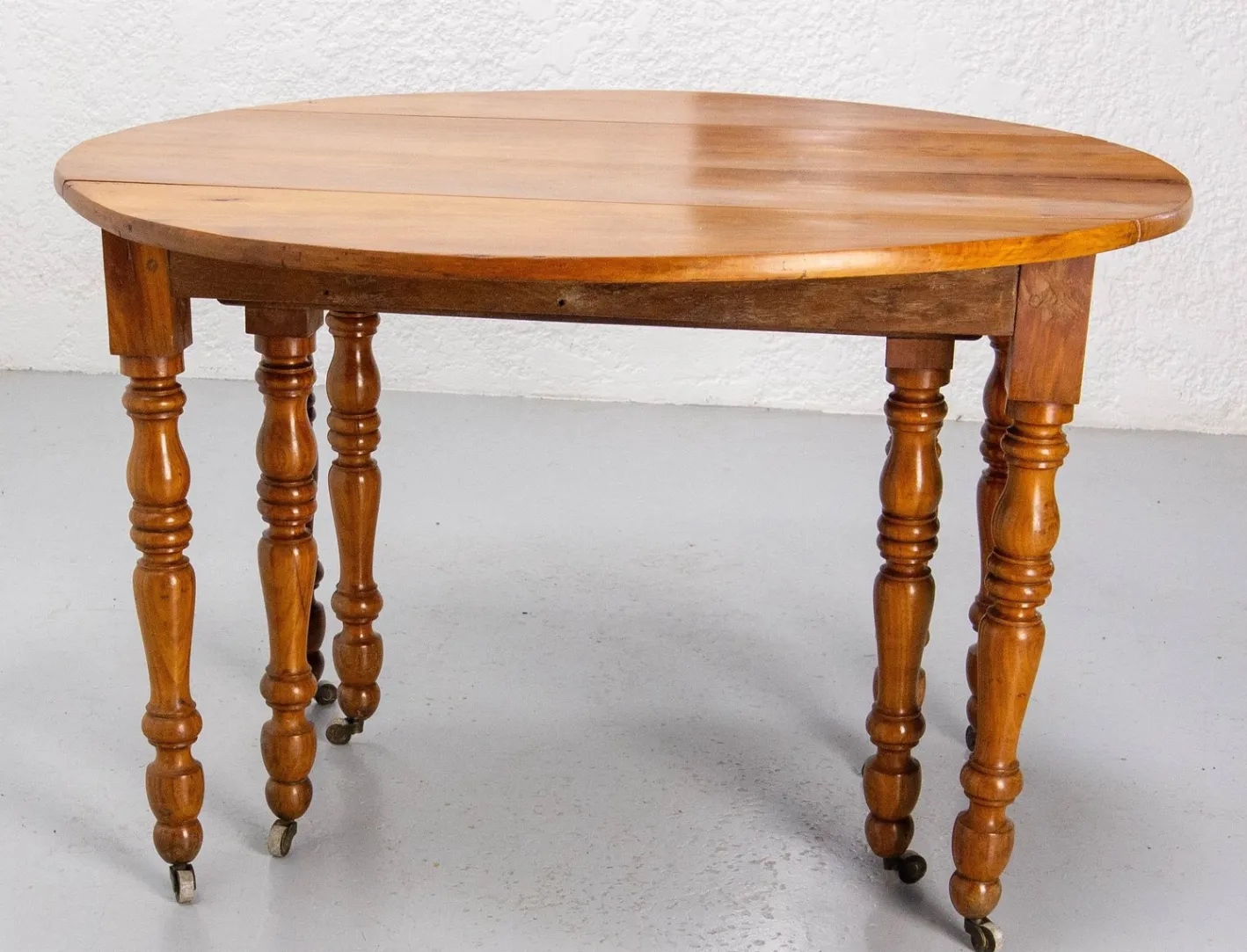 Französischer Louis Philippe Esstisch aus Kirschholz, Mitte 19. Jh.
