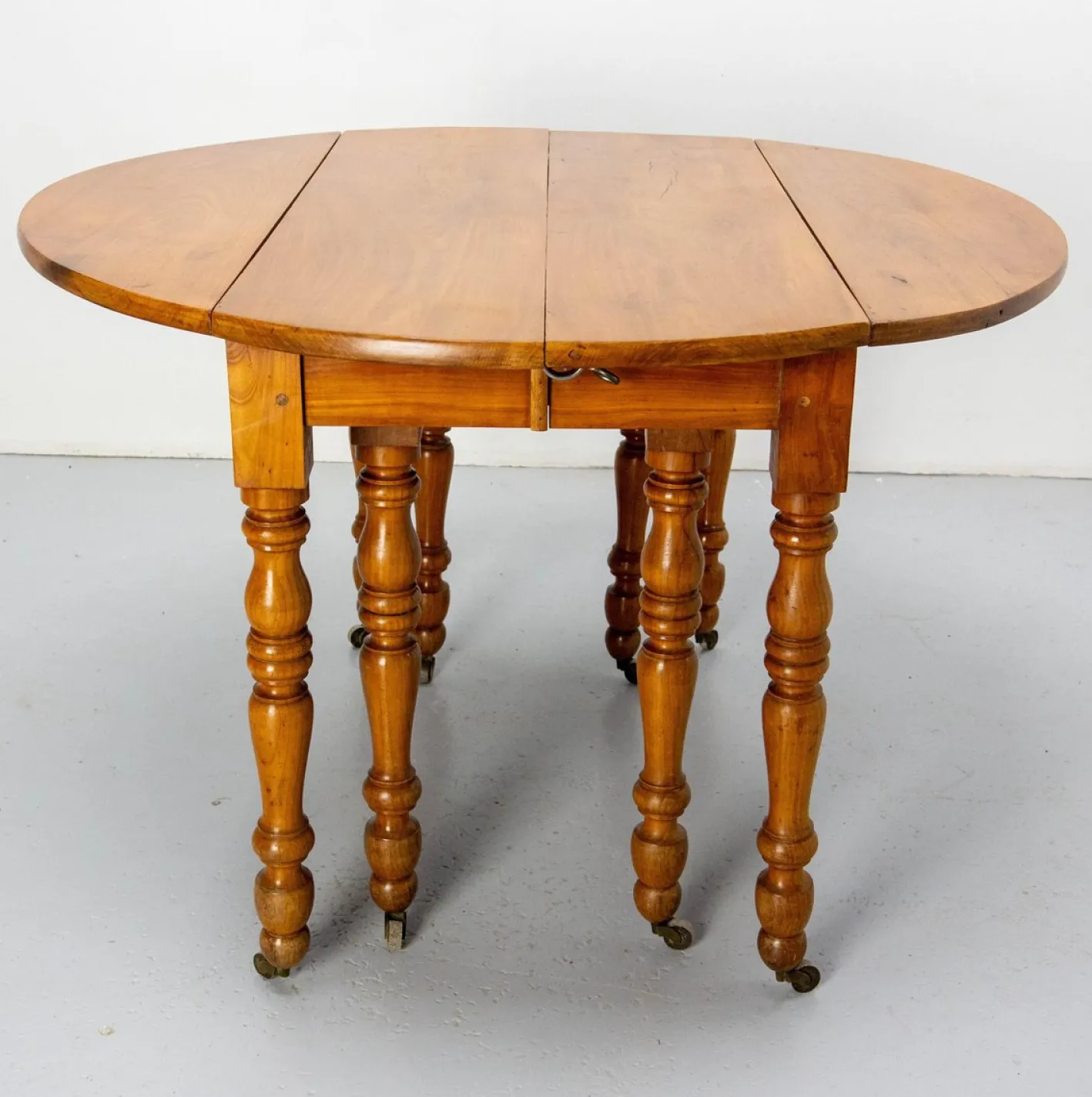 Französischer Louis Philippe Esstisch aus Kirschholz, Mitte 19. Jh.