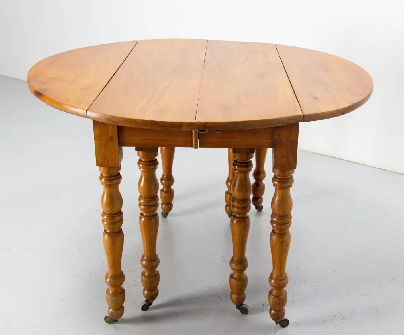 Französischer Louis Philippe Esstisch aus Kirschholz, Mitte 19. Jh.