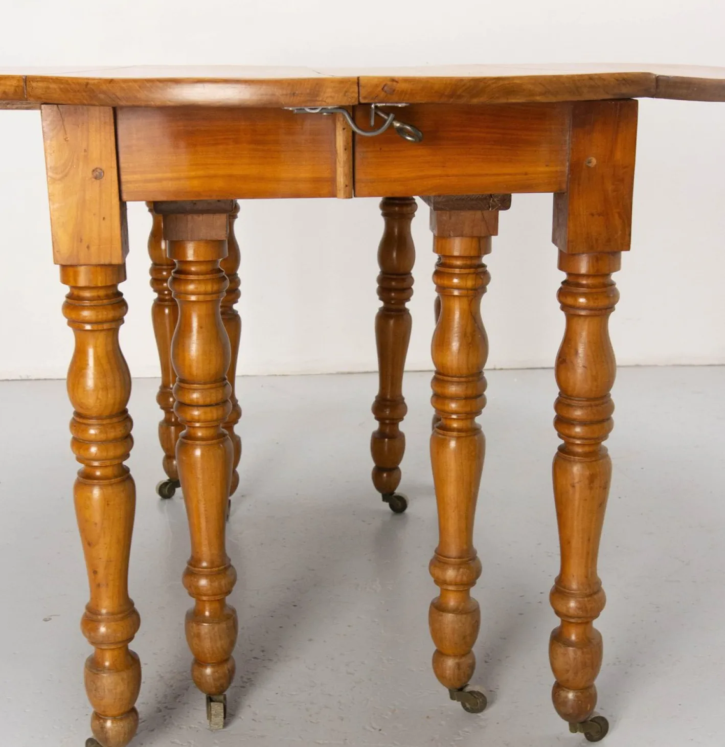 Französischer Louis Philippe Esstisch aus Kirschholz, Mitte 19. Jh.