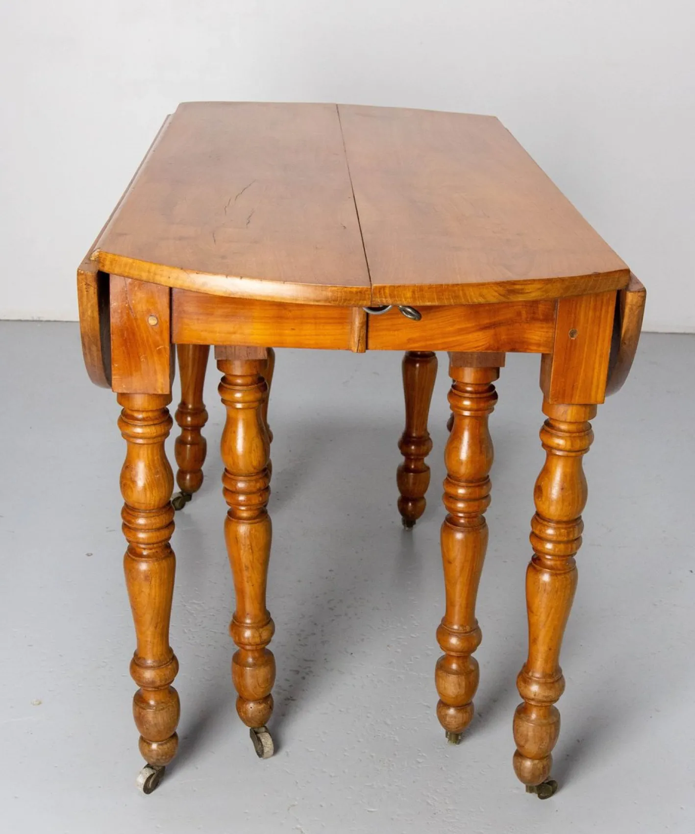 Französischer Louis Philippe Esstisch aus Kirschholz, Mitte 19. Jh.