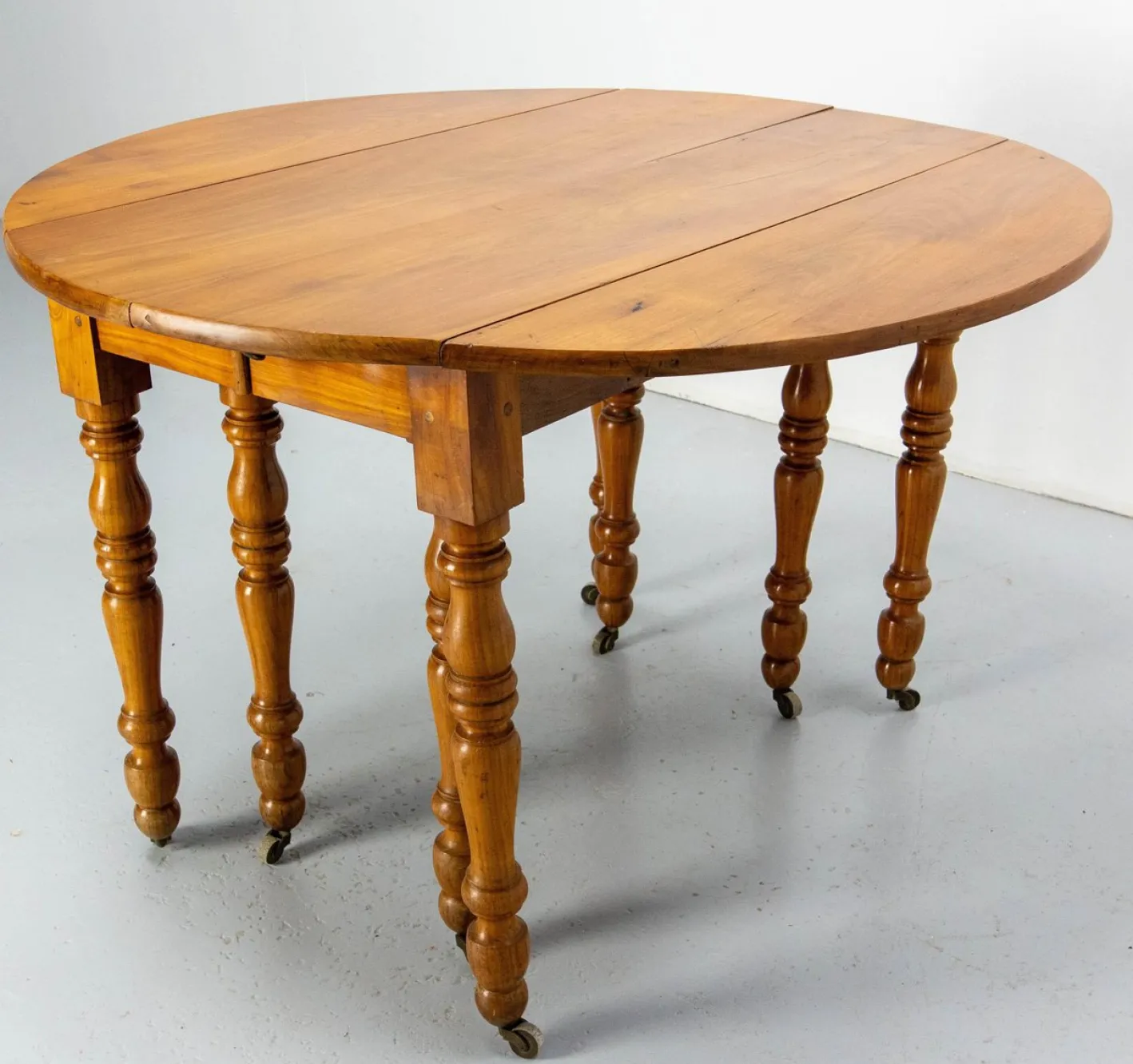 Französischer Louis Philippe Esstisch aus Kirschholz, Mitte 19. Jh.
