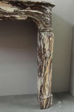 Französischer Louis XIV Kaminsims aus Marmor, 18. Jh