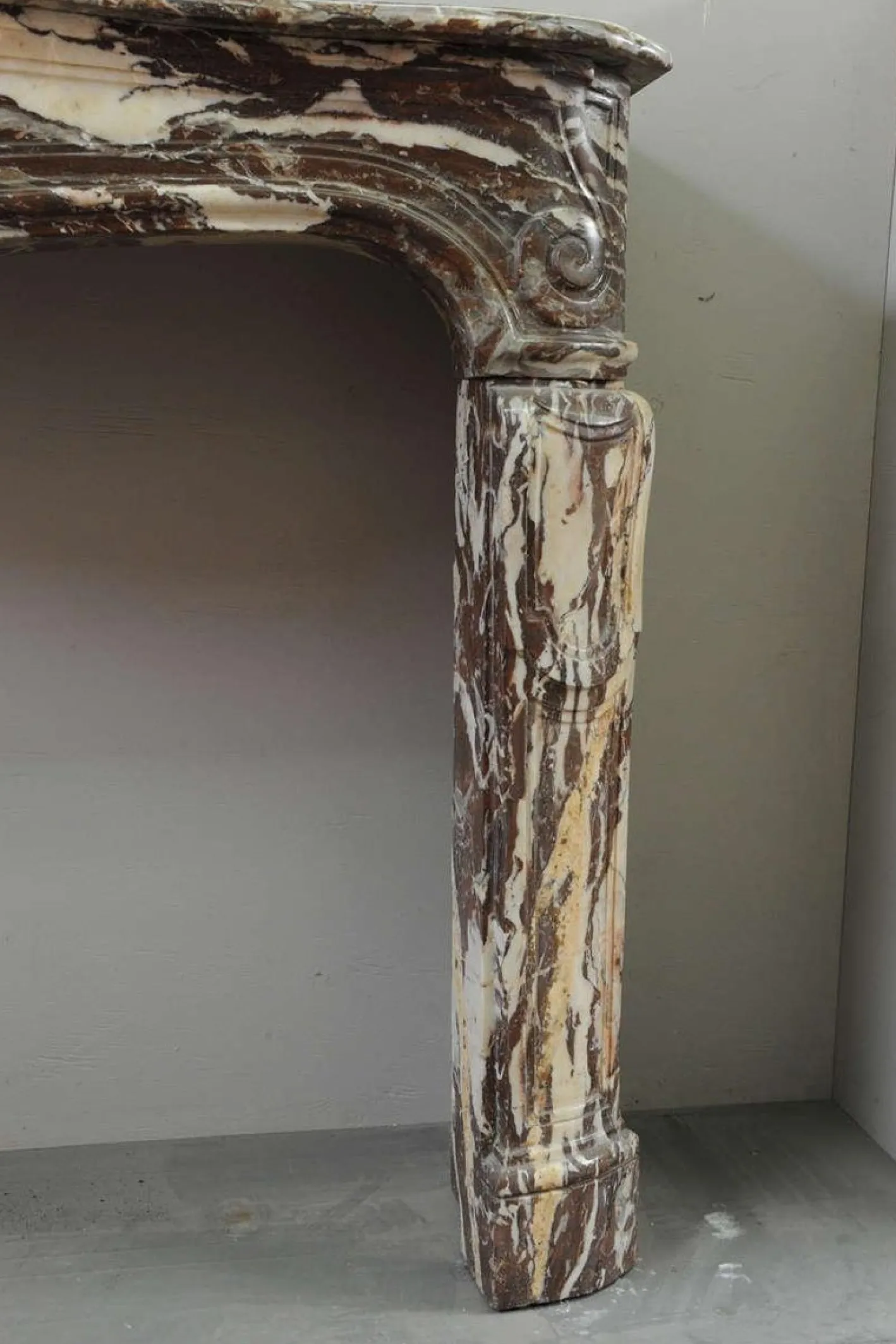Französischer Louis XIV Kaminsims aus Marmor, 18. Jh