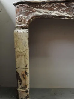 Französischer Louis XIV Kaminsims aus Marmor, 18. Jh