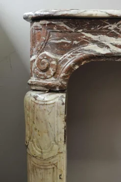 Französischer Louis XIV Kaminsims aus Marmor, 18. Jh