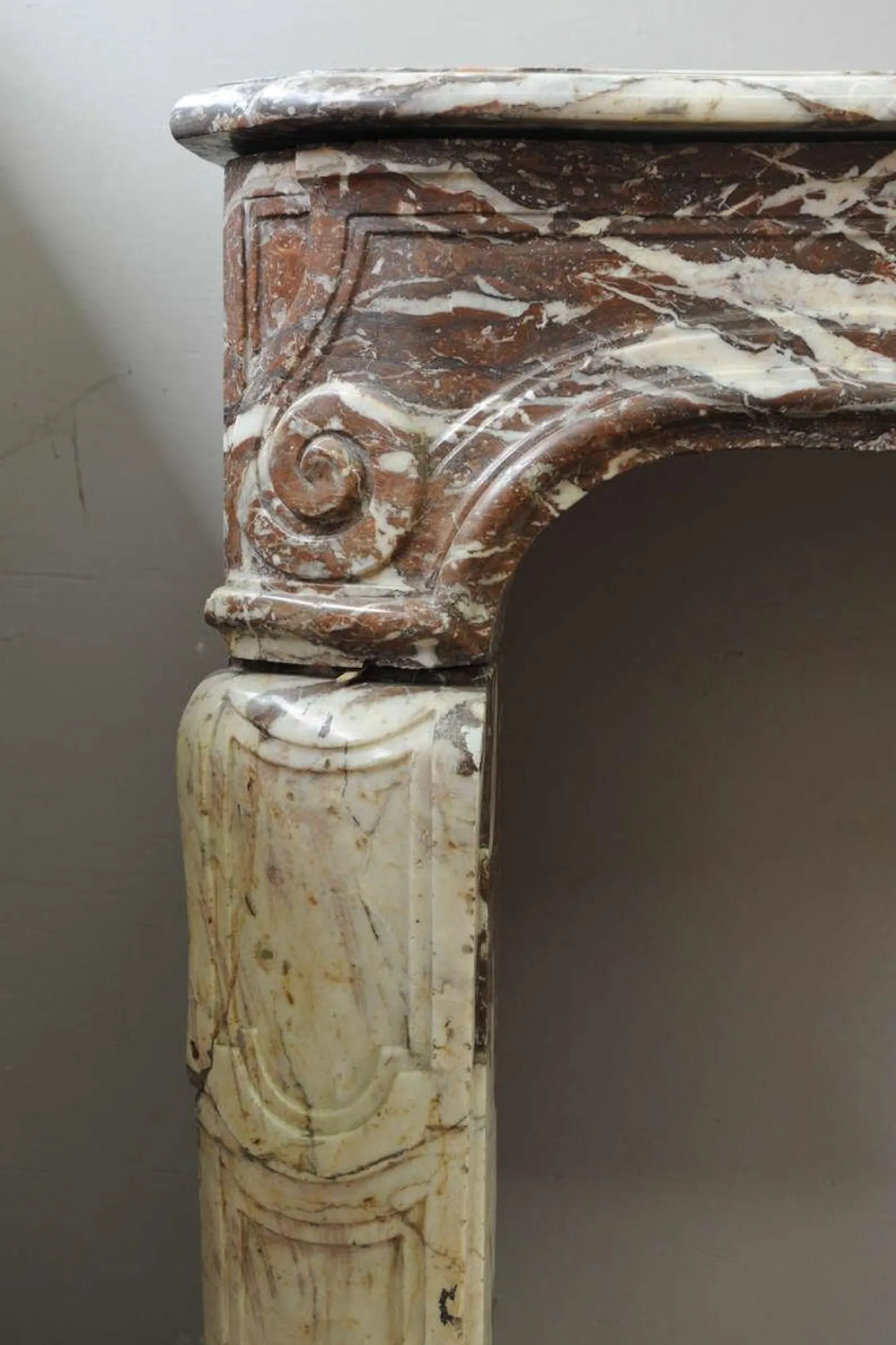 Französischer Louis XIV Kaminsims aus Marmor, 18. Jh