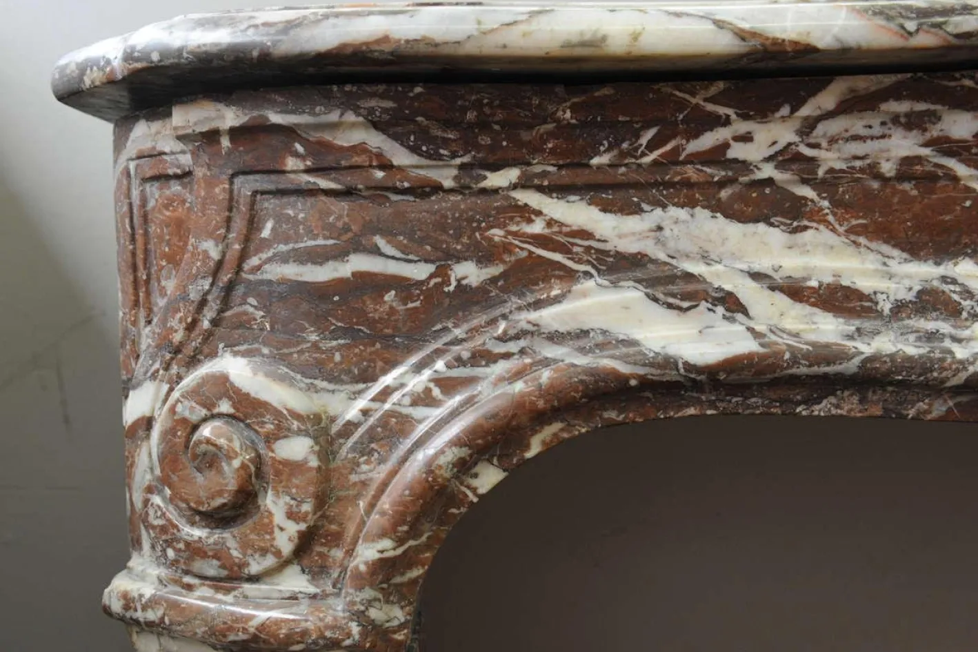 Französischer Louis XIV Kaminsims aus Marmor, 18. Jh