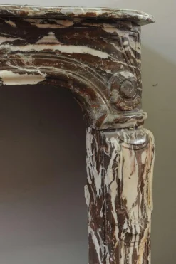 Französischer Louis XIV Kaminsims aus Marmor, 18. Jh