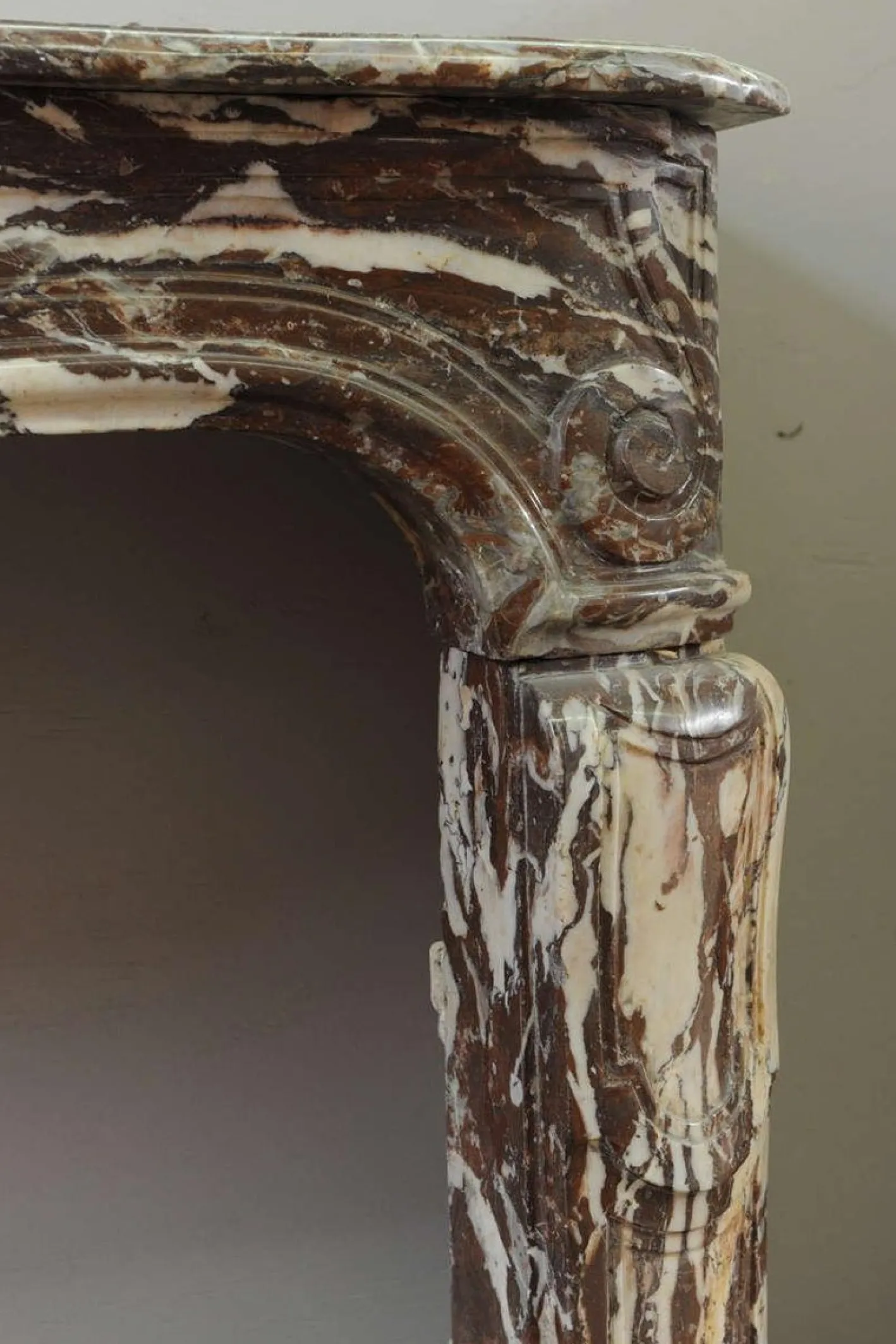 Französischer Louis XIV Kaminsims aus Marmor, 18. Jh