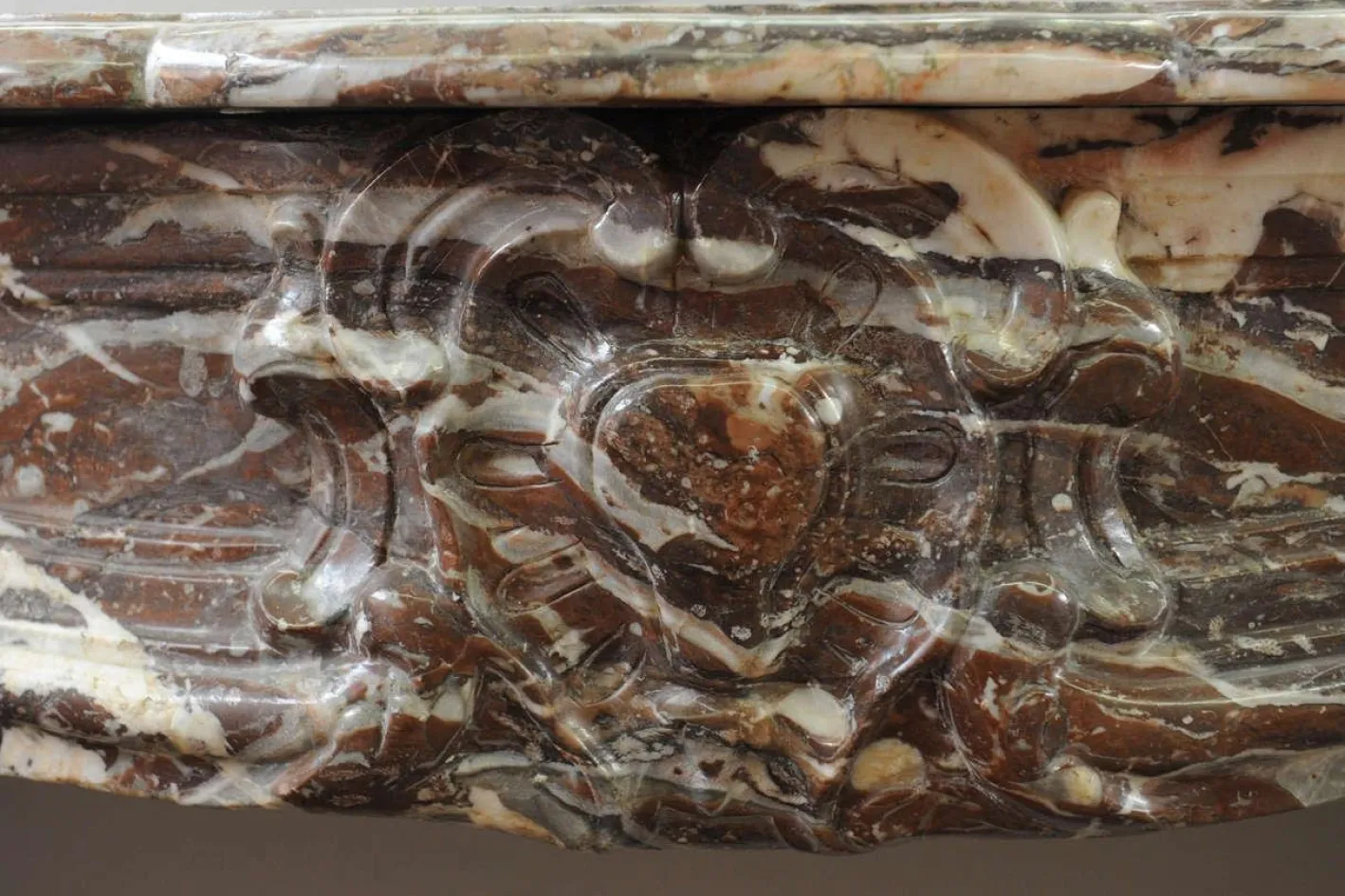 Französischer Louis XIV Kaminsims aus Marmor, 18. Jh