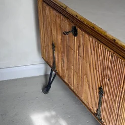 Französischer Mid-Century Getränkeschrank aus Bambus mit Beinen aus Gusseisen, 1950er