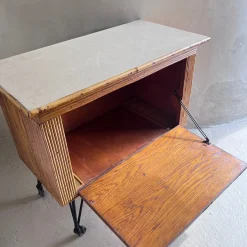 Französischer Mid-Century Getränkeschrank aus Bambus mit Beinen aus Gusseisen, 1950er