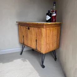 Französischer Mid-Century Getränkeschrank aus Bambus mit Beinen aus Gusseisen, 1950er