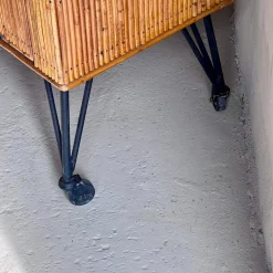 Französischer Mid-Century Getränkeschrank aus Bambus mit Beinen aus Gusseisen, 1950er