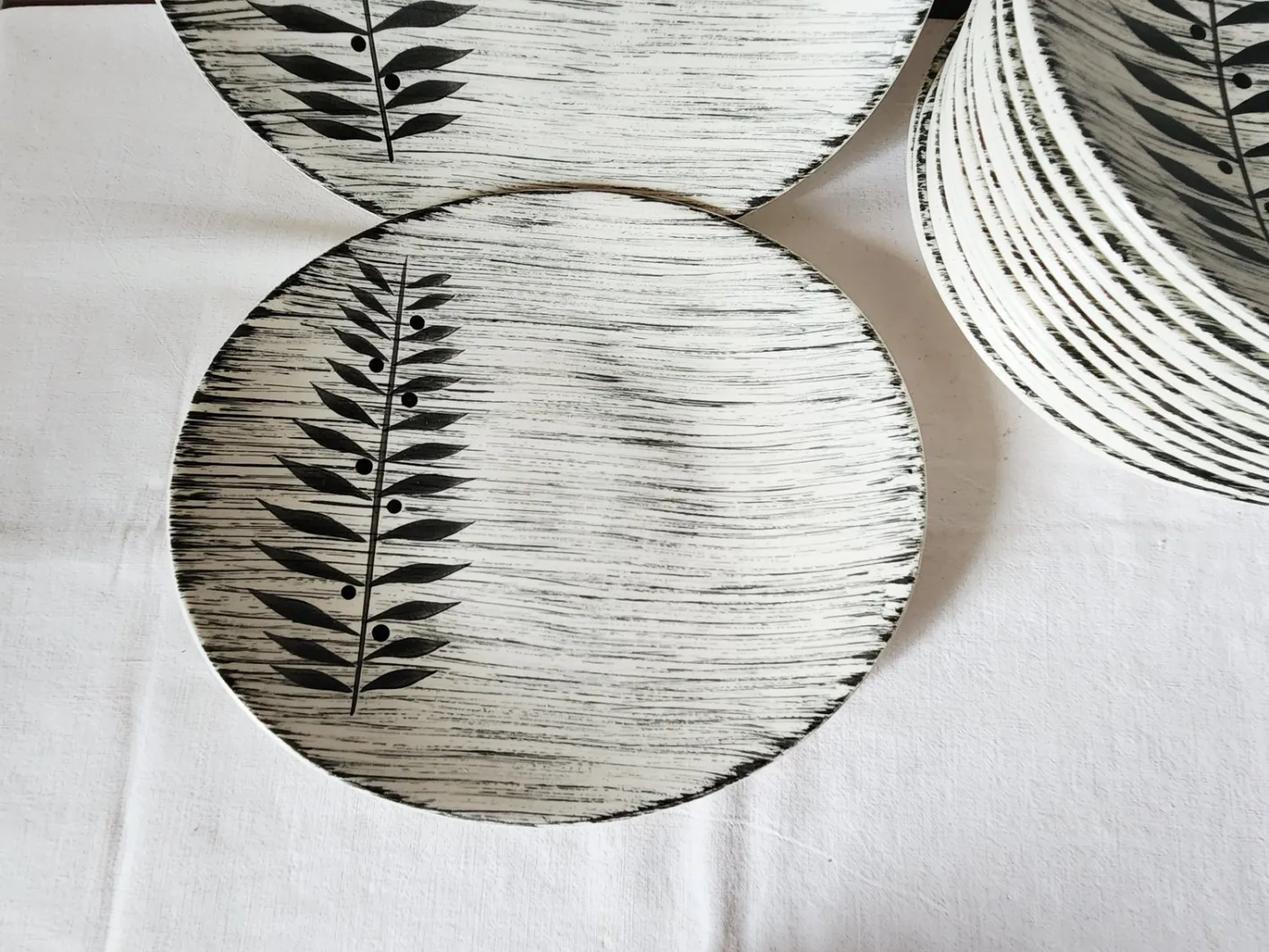 Französischer Teller aus matt glasierter Keramik mit schwarzem Olivenblatt von Salins Toledo, 1960er, 17